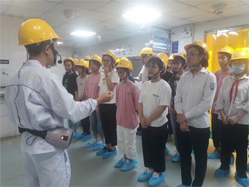 Học sinh tham quan nhà máy ACECOOK Việt Nam